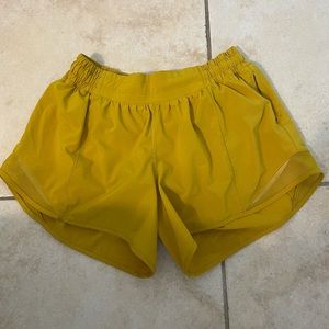 Lululemon shorts size 6 hotty hot